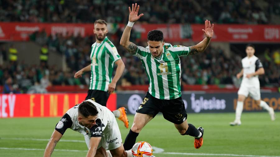 Marc Bartra le roba la pelota a Hugo Duro en el interior del área en la final de Copa. foto: efe