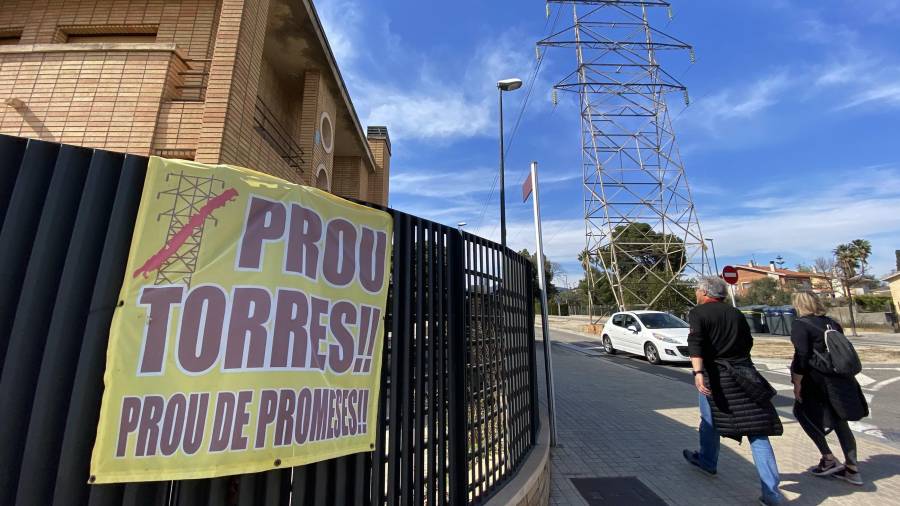 En algunas viviendas de la urbanización El Pinar pueden verse pancartas de rechazo a las torres eléctricas que atraviesan la zona. foto:a. gonzález