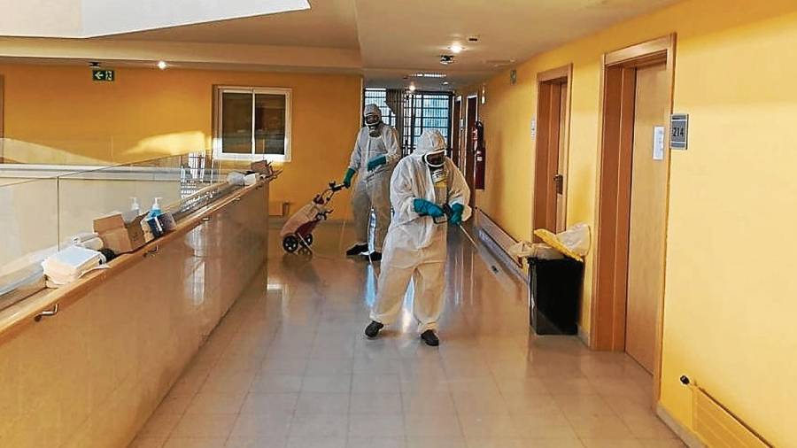 Una desinfecci&oacute;n en una residencia de Tarragona durante la pandemia. &nbsp;foto:DT