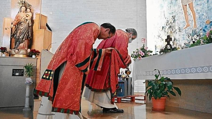 Instant de l’acte celebrat a la Parròquia de Sant Josep Obrer i Mare de Déu del Roser de Reus. FOTO: Alfredo González