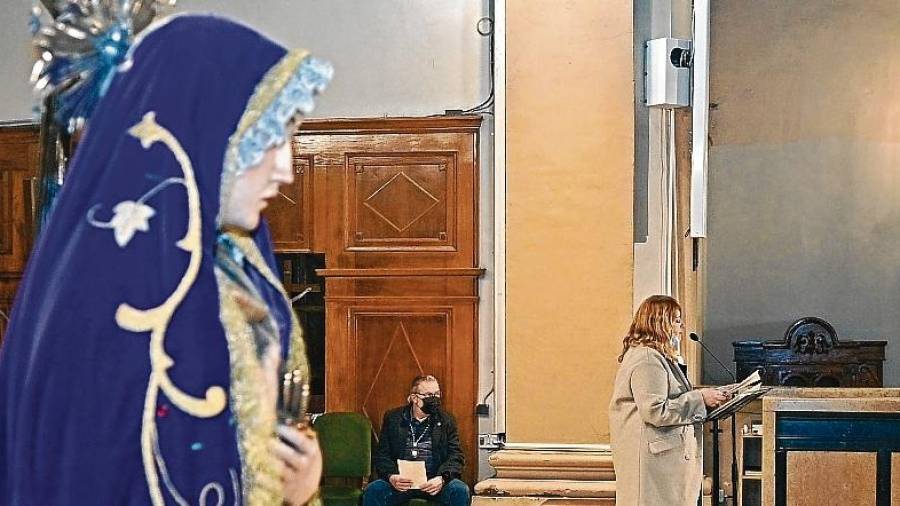 Acte del Sant Rosari, emmarcat en la celebració dels 70 anys de la benedicció de la Verge del Calvari, situada a l’esquerra. Foto: A. González