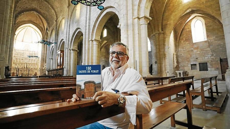 Jordi Rius, al Monestir de Poblet, amb el llibre que ha escrit. FOTO: Pere Ferré