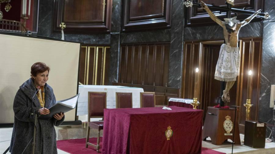 M. del Carme Gené en el Temple de la Sang, ayer al lado del Sant Crist. Foto: Àngel Ullate