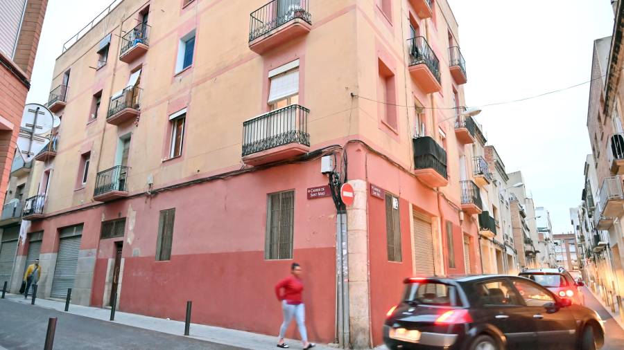 El edificio de la calle Sant Magí, situado justo al lado de la Riera Miró. Foto: A. González