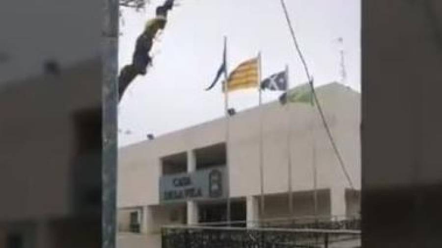 Imagen de la bandera negra en el ayuntamiento dels Pallaresos