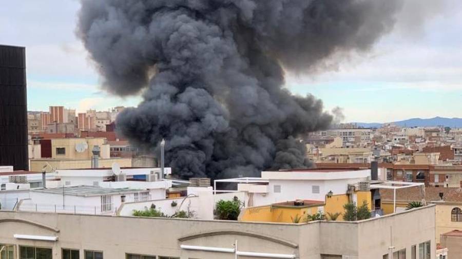 El incendio provocó una gran columna de humo negro. Foto: Alfredo González