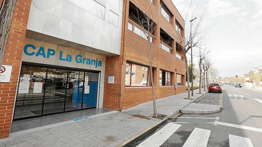 Los vecinos se quejan de que el ginecólogo solo visita una vez a la semana en el CAP. FOTO: PERE FERRÉ