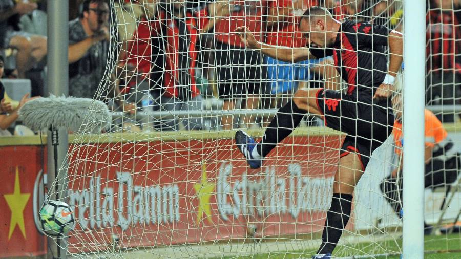 Pablo Íñiguez empuja con rabia la pelota a la red, tras el gol de Máyor. Foto: alfredo gonzález