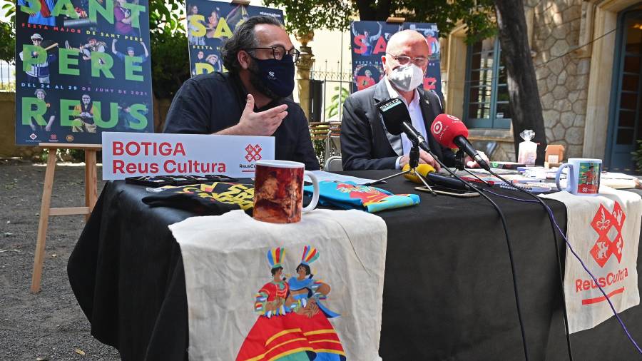 Daniel Recasens i Carles Pellicer presentant, ahir, el nou marxandatge de Reus Cultura. FOTO: ALFERDO GONZÁLEZ