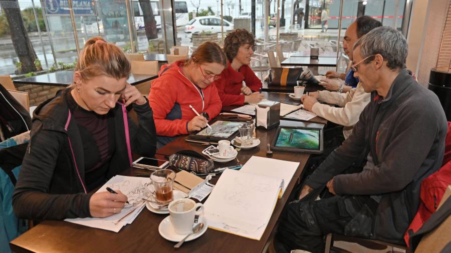 Los artistas trabajando en el diseño de las esculturas sobre papel. FOTO: ALFREDO GONZÁLEZ