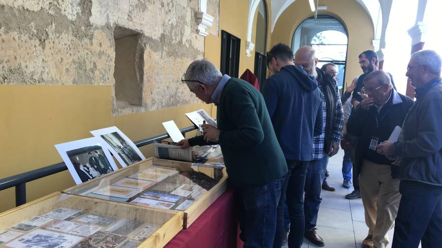 Imatge de la primera trobada de col·leccionisme casteller que va tenir lloc ahir al matí. FOTO: ALBA TUDÓ