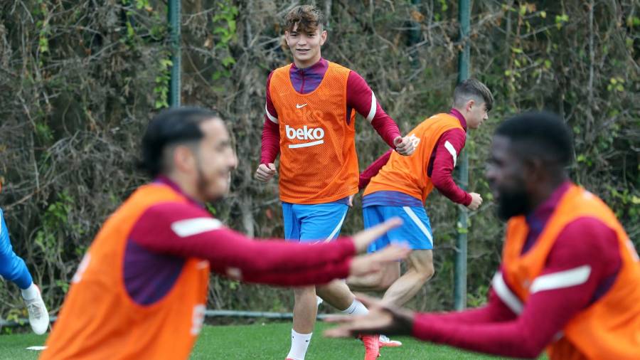 Arnau Solà en un entrenamiento con el primer equipo. Foto: FC Barcelona