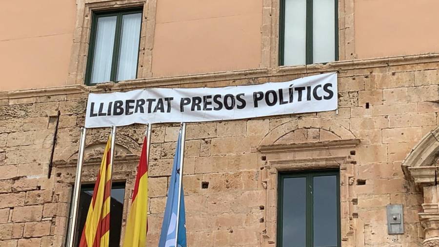 Imatge d'arxiu d'una pancarta en defensa dels presos penjada a la façana de l'Ajuntament de Torredembarra, ubicat dins del castell del municipi. FOTO: Grup Cs de Torredembarra