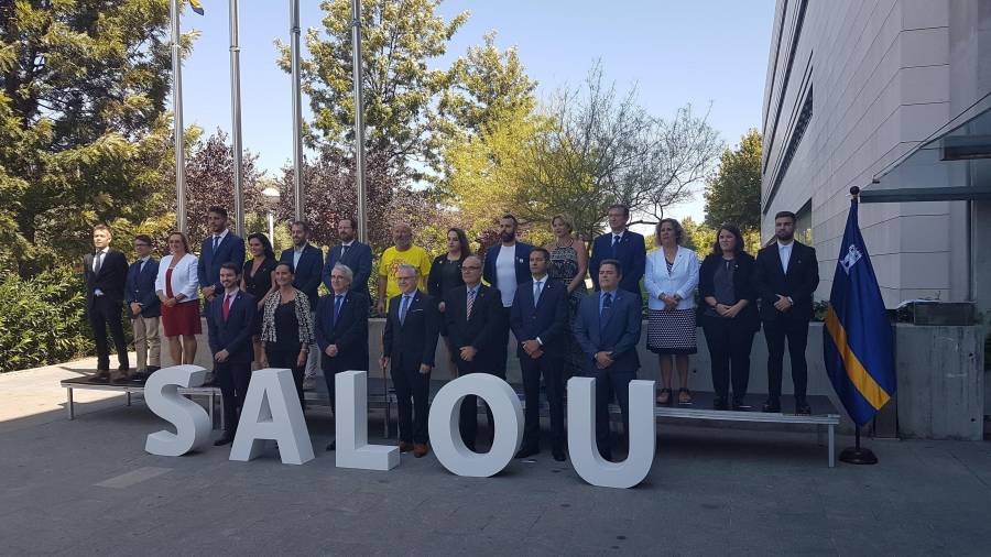 Foto de familia con todos los concejales realizada este mes delante del ayuntamiento. FOTO: E. Castaño