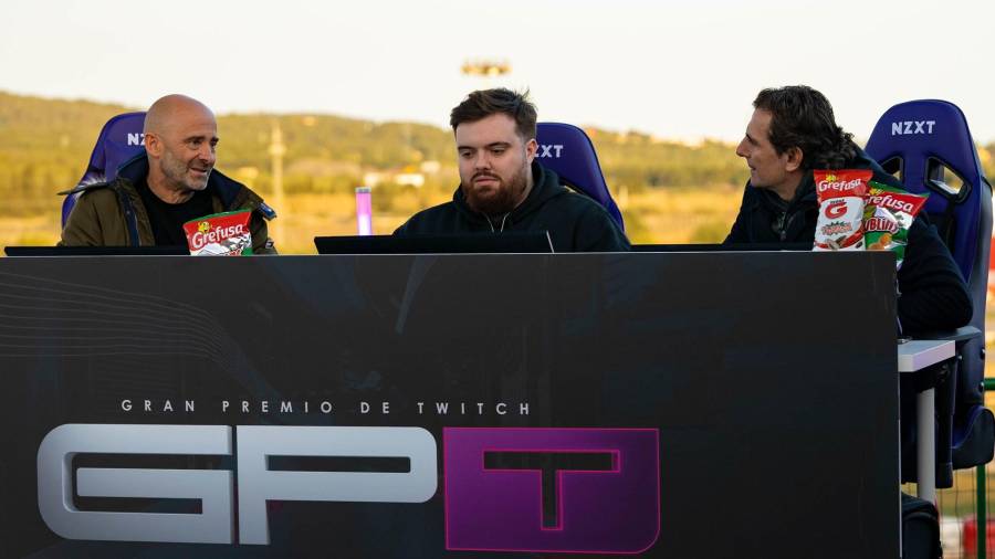 Antonio Lobato, Ibai Llanos y Pedro Martínez de la Rosa, durante la retransmisión. FOTO: Karting El Vendrell