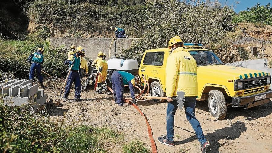 Un grupo de voluntarios preparando los depósitos de agua. FOTO: A.M.