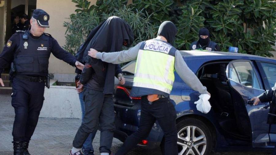 Imagen de archivo de un detenido por la Policía Nacional. EFE