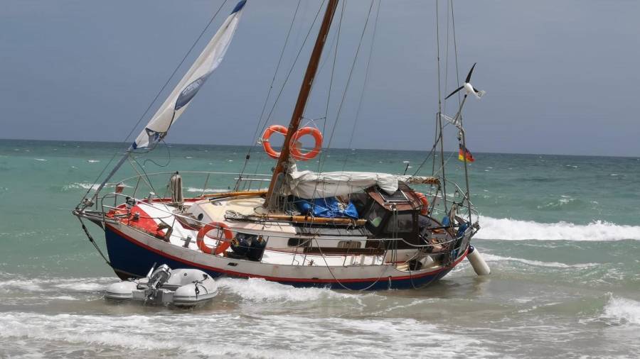 El velero quedó encallado en la orilla.