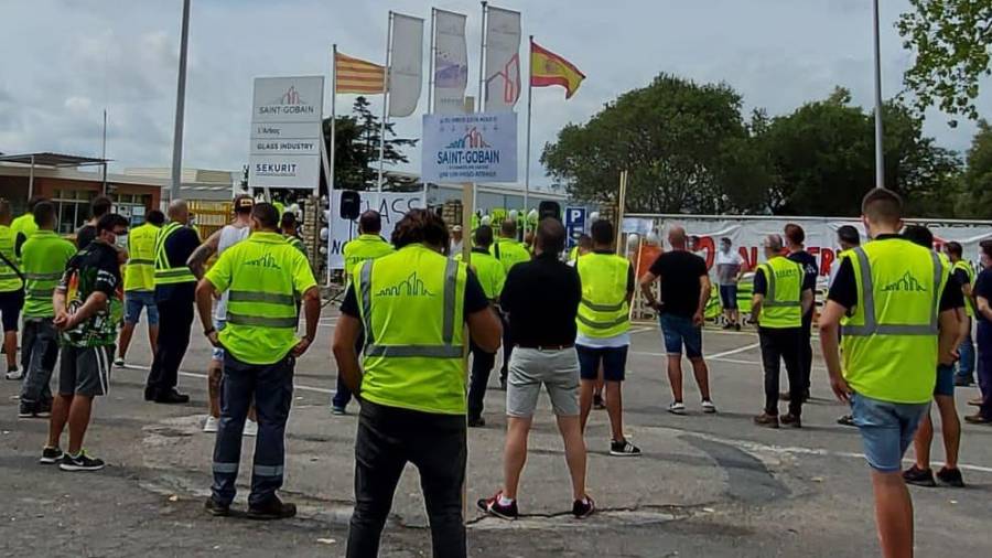 Trabajadores en una movilización en la planta de L'Arboç.