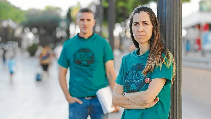 Patricia Marquino, afectada por el IRPH, junto a Mario López, miembro de la PAH en Tarragona. FOTO: Alba Mariné