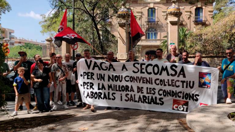 A la concentración de esta mañana de lunes, día 2 de septiembre, se han personado una veintena de personas. Foto: C. Valls