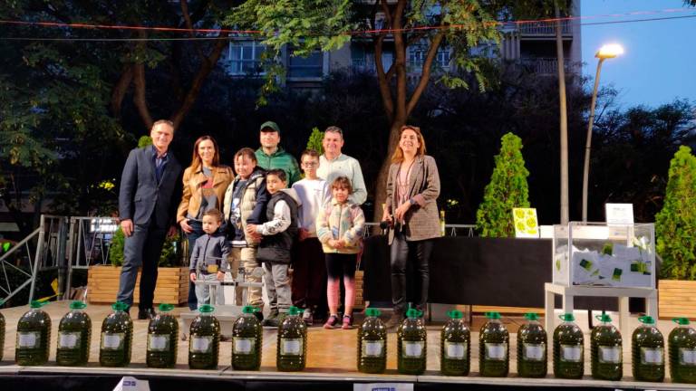 Sebastià el guanyador al centre i de verd, amb les autoritats polítiques a l’esquerra del tot, el regidor Josep Baiges i l’alcaldessa, Sandra Guaita; i, a la dreta, Antoni Galceran (de blanc) i Montse Gelonch. Foto: C. Valls