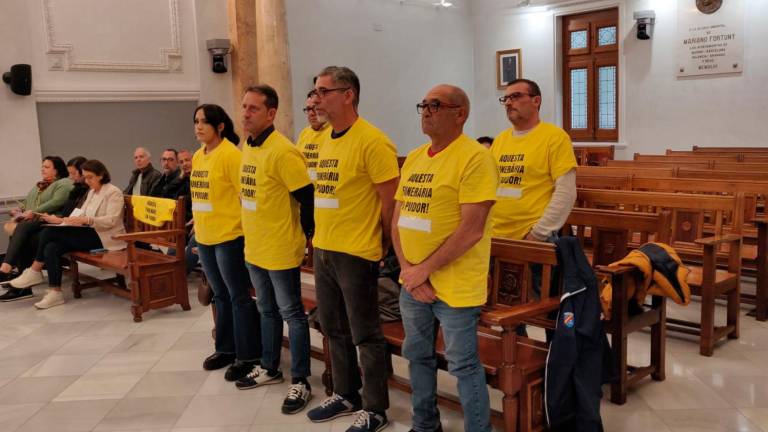 Un grup de treballadors dels serveis funeraris, vestits amb samarretes grogues, en les quals s’hi ha pogut llegir “aquesta funerària fa pudor”. Foto: C. Valls