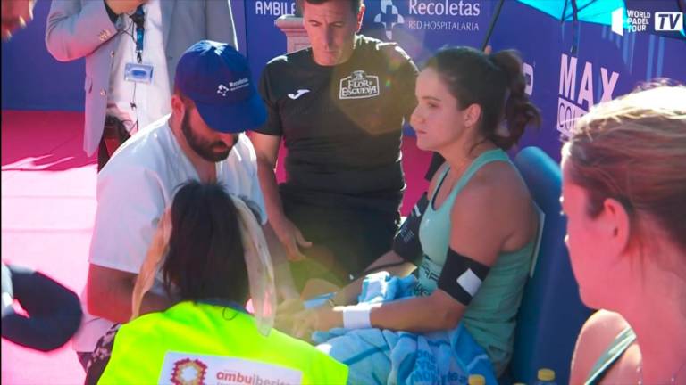 Ari observa cómo atienden a Paula tras sufrir ésta el golpe de calor. FOTO: DT