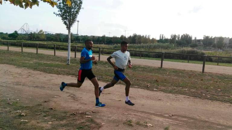 Nasser, hermano mayor, le introdujo al atletismo. Ambos entrenan a menudo en el Parc de la Torre d’en Dolça de Vila-seca. foto: DT