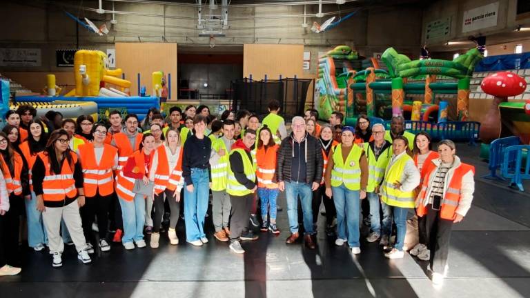 L’alcalde, Pere Granados, acompanyat de la regidora d’Infància i Joventut, Noelia Izquierdo, va visitar el pavelló i va donar la benvinguda als monitors, monitores i persones voluntàries. foto: cedida