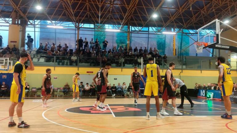 Niko Gosnell se prepara para lanzar un tiro libre durante el partido contra el Salou, mientras Joelvin Cabrera lo anima. Foto: Bisbal Bàsquet