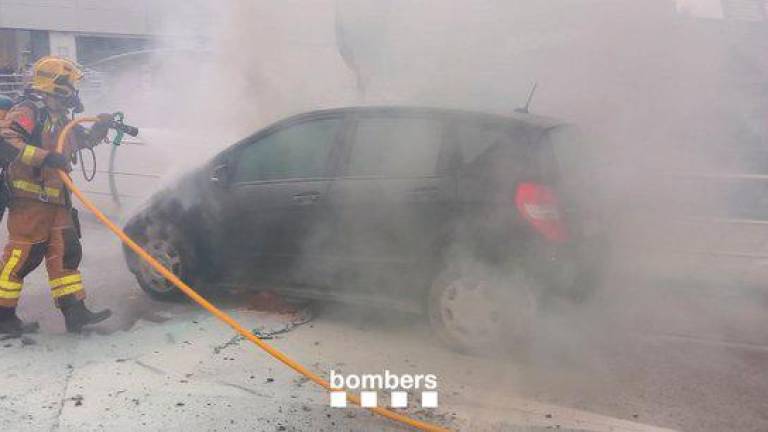 Los bomberos durante la extinción de las llamas. Fotos: Bombers de la Generalitat