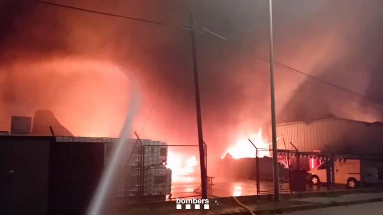 El humo ha obligado a confinar las poblaciones de Polinyà y Santa Perpètua de Mogoda. Foto: Bombers