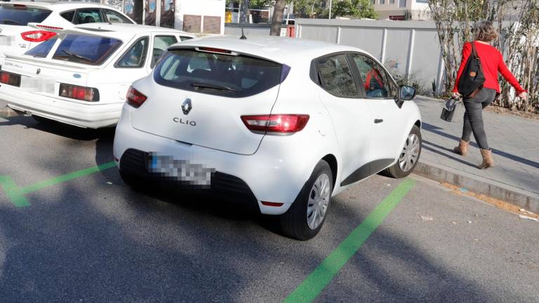 La tarjeta de residentes permite aparcar por 0,40 euros al día. Foto: Marc Bosch