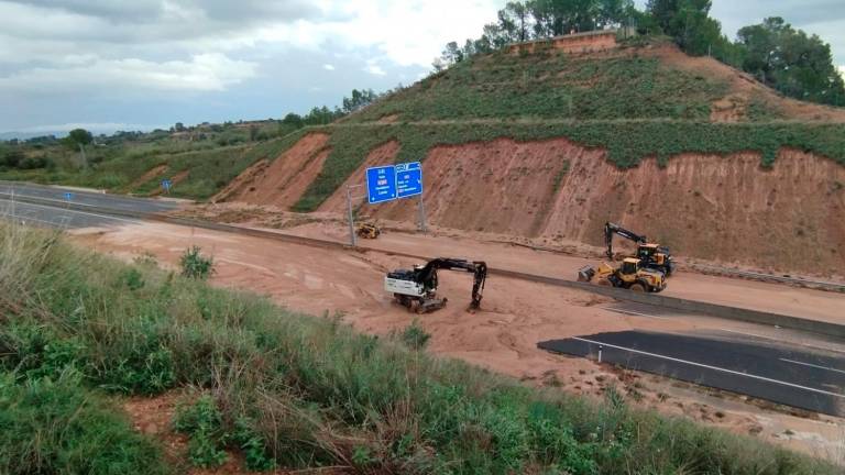 Las máquinas trabajando para retirar el lodo de la A-27. Foto: Ajuntament de Valls