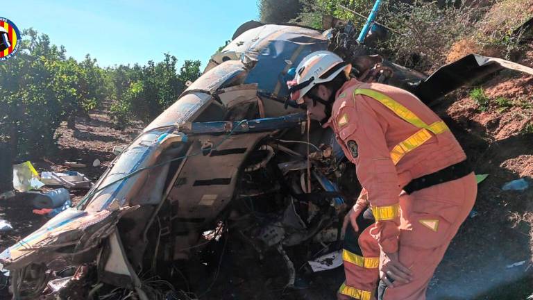 Imagen de un bombero en el lugar del accidente. Foto: Bombers València