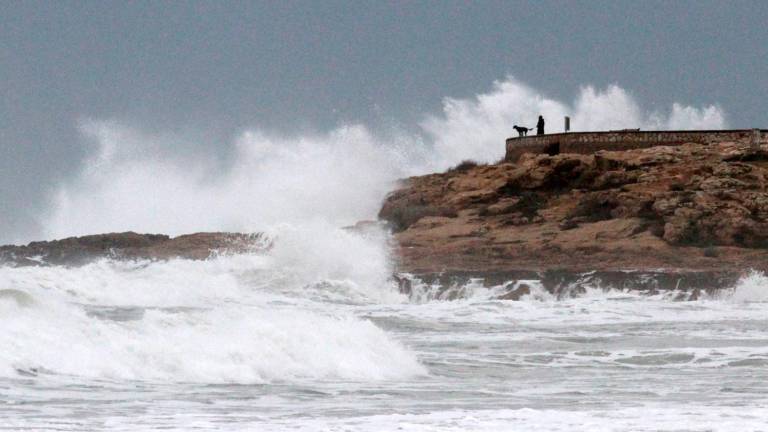 El temporal dejado el agua de las playas con mala calidad para el baño. Foto: Lluís Milián