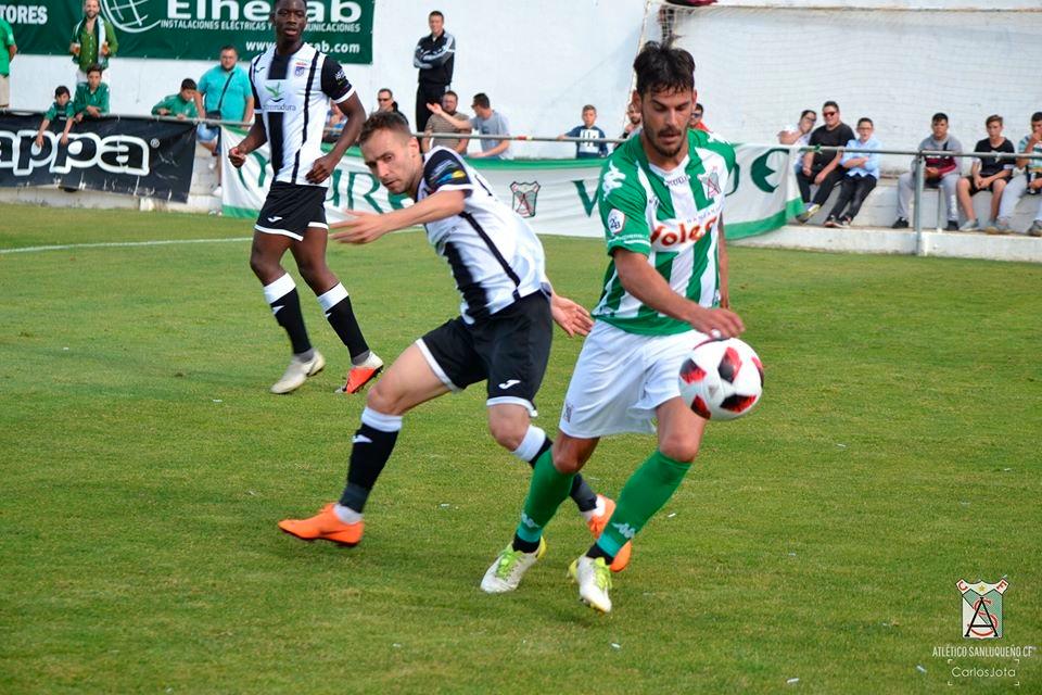 Dos jugadores del Conil CF, detenidos por una red de amaño de partidos