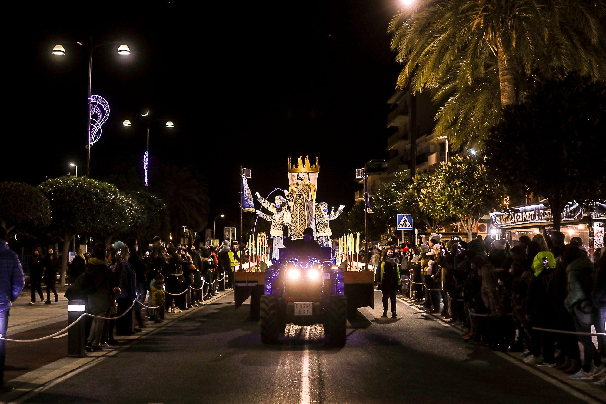 Los Reyes Magos vuelven a pasearse por Cambrils