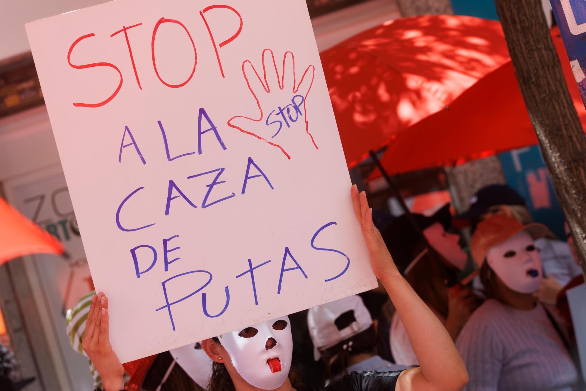 Las prostitutas salen a la calle contra la abolición: «nosotras repartimos  felicidad»